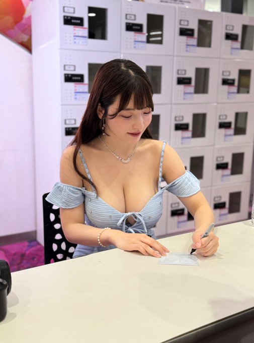 姐姐实在太骚了!H罩杯雪嫩爆乳美少女「彩月七绪」本月新作被弟弟朋友中出!