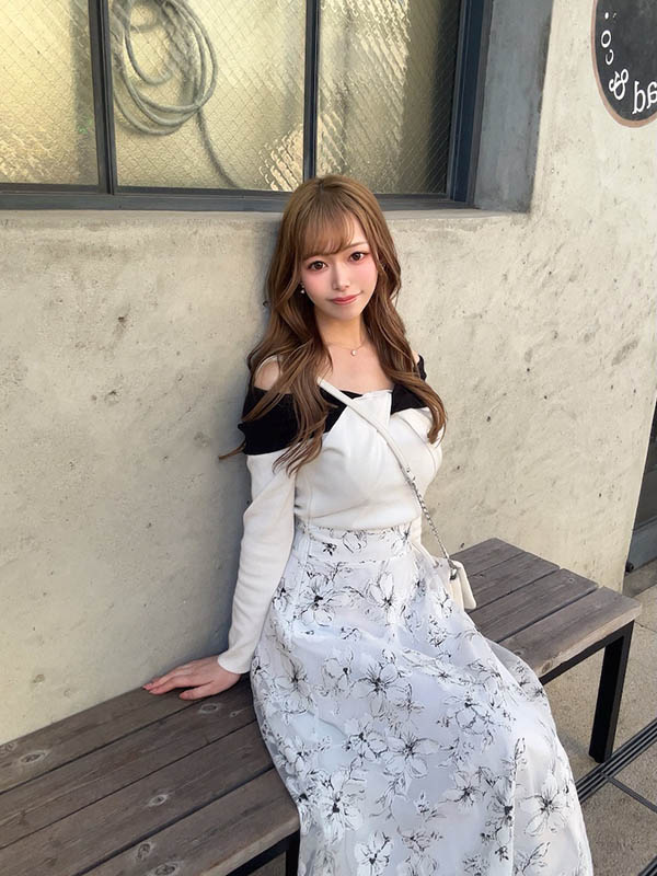 热爱美食和美酒的「25岁美乳人妻」出道，超肉食「对舒服SEX毫无抵抗力」！